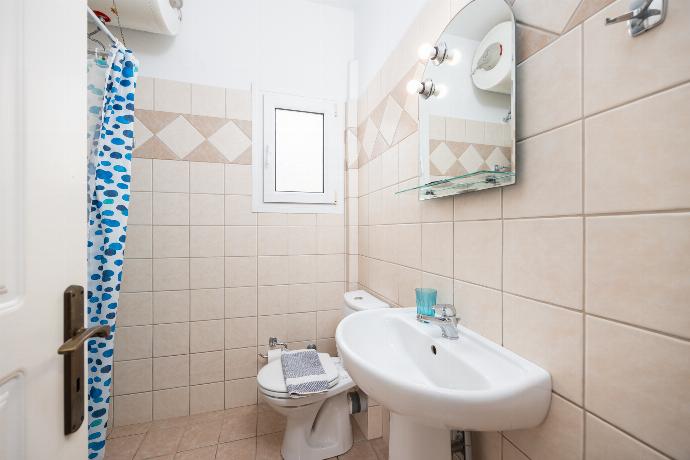 En suite bathroom with shower . - Skala Villa Blue . (Photo Gallery) }}