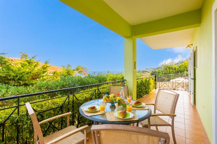 Sheltered terrace area with sea views . - Skala Villa Green . (Fotogalerie) }}