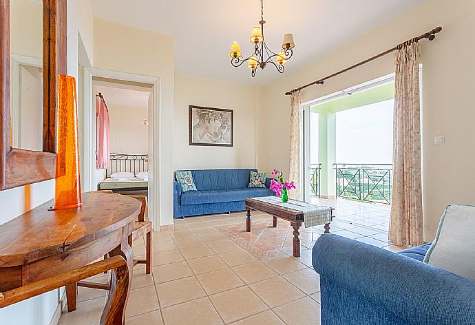 Living room on first floor with A/C, WiFi internet, and balcony access with sea views . - Skala Villa Green . (Galerie de photos) }}