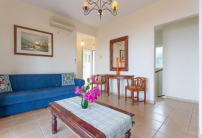 Living room on first floor with A/C, WiFi internet, and balcony access with sea views . - Skala Villa Green . (Fotogalerie) }}