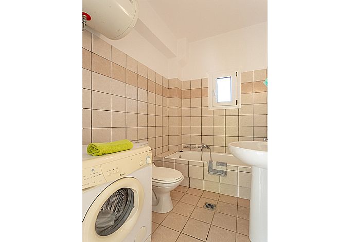 En suite bathroom with bath and shower . - Skala Villa Green . (Photo Gallery) }}