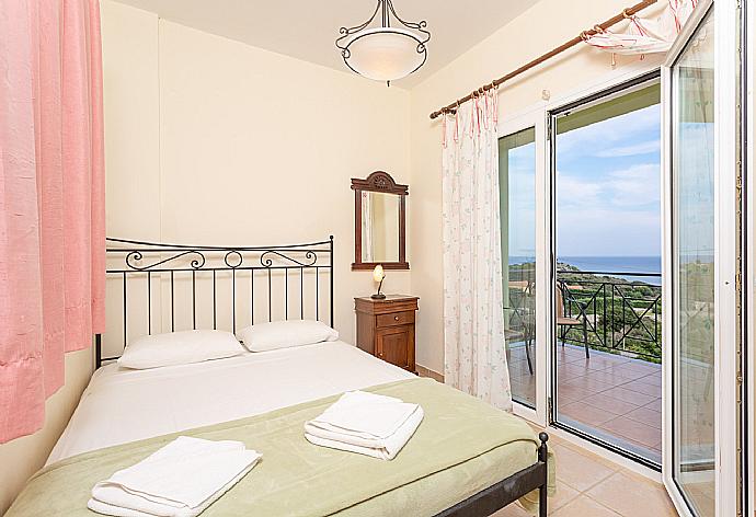 Double bedroom on first floor with en suite bathroom, A/C, and balcony access . - Skala Villa Green . (Galería de imágenes) }}