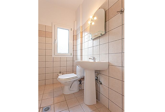 En suite bathroom with overhead shower . - Skala Villa Green . (Галерея фотографий) }}