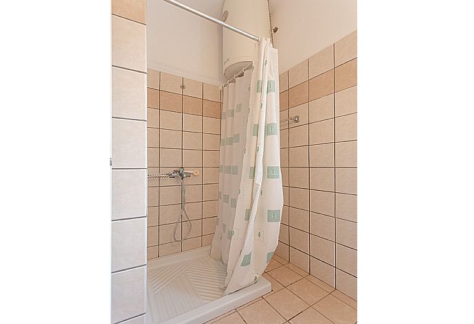 En suite bathroom with overhead shower . - Skala Villa Green . (Galleria fotografica) }}