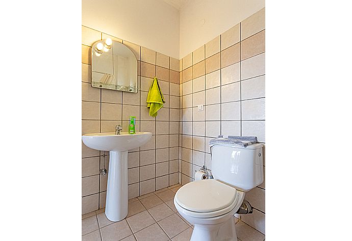 Family bathroom on ground floor with overhead shower . - Skala Villa Green . (Galleria fotografica) }}