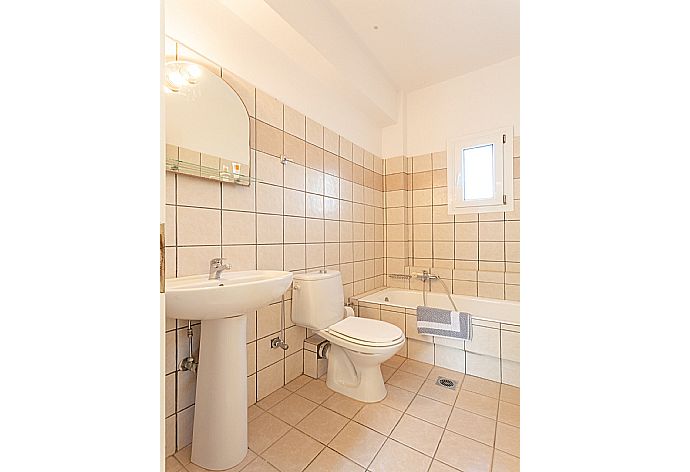 En suite bathroom with bath and shower . - Skala Villa Green . (Photo Gallery) }}