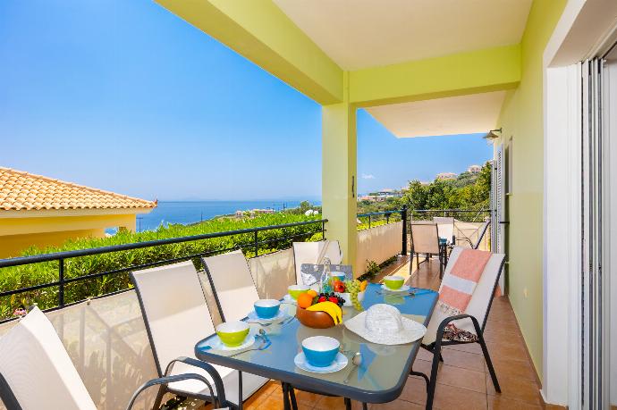 Sheltered terrace area with sea views . - Skala Villa Green . (Fotogalerie) }}