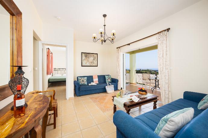 Living room with sofas, A/C, WiFi internet, and sea views . - Skala Villa Green . (Fotogalerie) }}