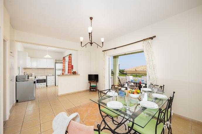 Dining room with kitchen, A/C, WiFi internet, and satellite TV . - Skala Villa Green . (Fotogalerie) }}