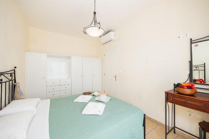Double bedroom with A/C . - Skala Villa Green . (Fotogalerie) }}
