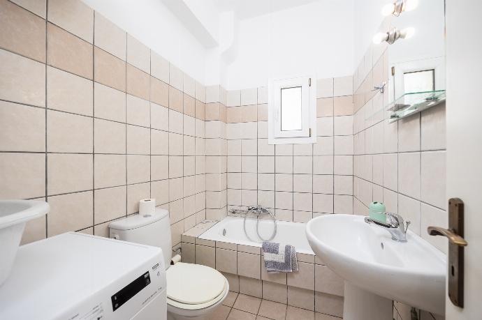 En suite bathroom with bath and shower . - Skala Villa Green . (Fotogalerie) }}
