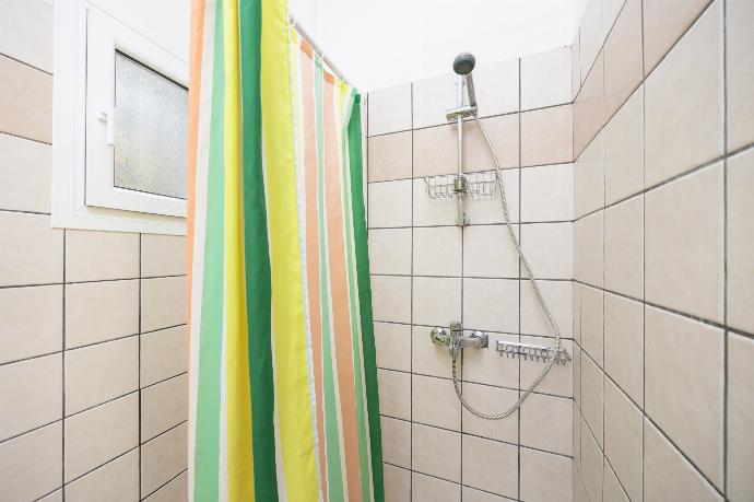 Family bathroom with shower . - Skala Villa Green . (Fotogalerie) }}