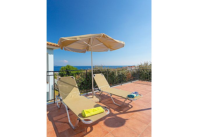 Private pool and terrace with sea views . - Skala Villa Yellow . (Fotogalerie) }}