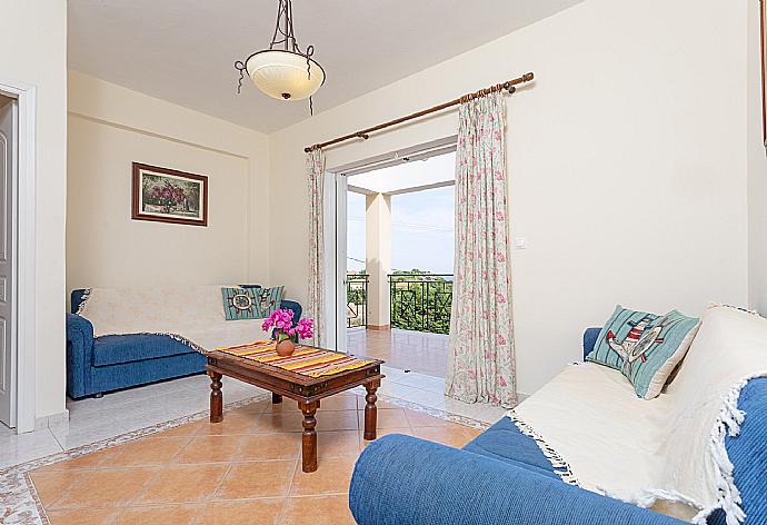 Living room on first floor with WiFi internet, A/C, and balcony access with sea views . - Skala Villa Yellow . (Galerie de photos) }}