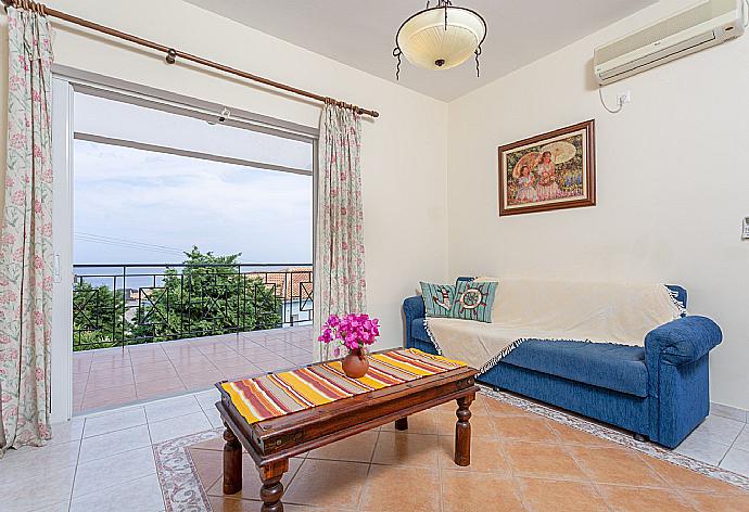 Living room on first floor with WiFi internet, A/C, and balcony access with sea views . - Skala Villa Yellow . (Галерея фотографий) }}