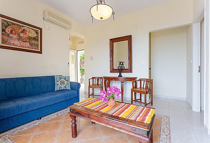 Living room on first floor with WiFi internet, A/C, and balcony access with sea views . - Skala Villa Yellow . (Galerie de photos) }}