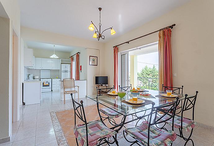 Open-plan living room on ground floor with dining area, equipped kitchen, A/C, WiFi internet, satellite TV, DVD player, and terrace access . - Skala Villa Yellow . (Galería de imágenes) }}