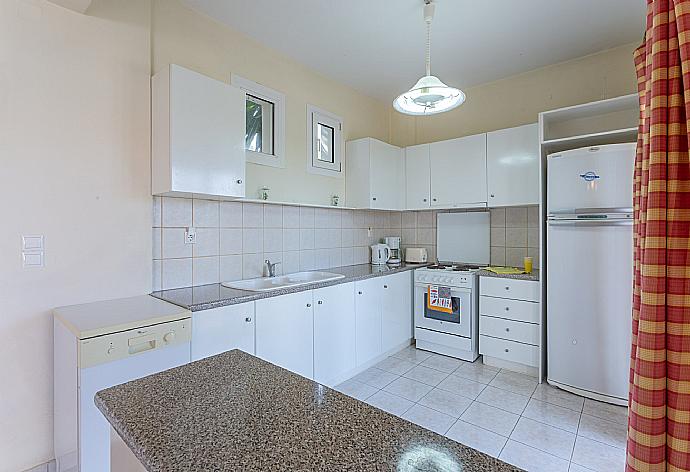 Equipped kitchen . - Skala Villa Yellow . (Galerie de photos) }}