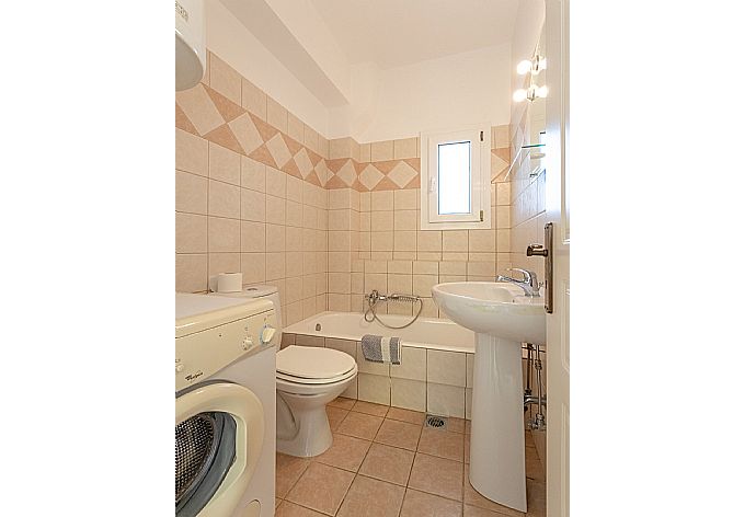 En suite bathroom with bath and shower . - Skala Villa Yellow . (Галерея фотографий) }}