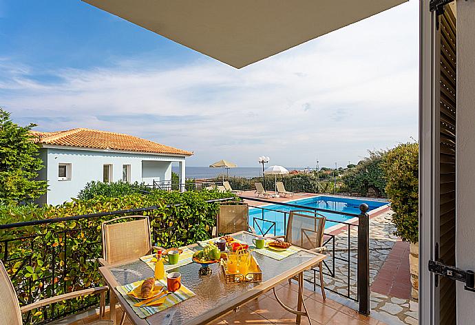 Terrace area . - Skala Villa Yellow . (Photo Gallery) }}