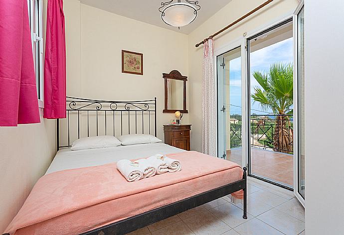 Double bedroom on first floor with en suite bathroom, A/C, and balcony access with sea views . - Skala Villa Yellow . (Fotogalerie) }}