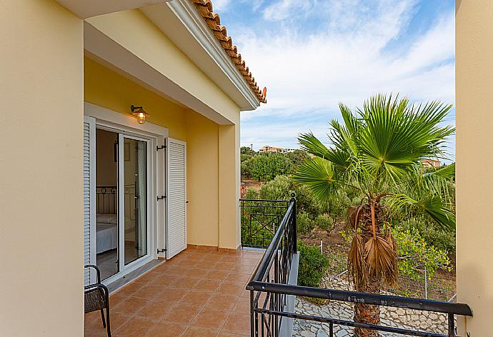 Balcony on first floor . - Skala Villa Yellow . (Galerie de photos) }}