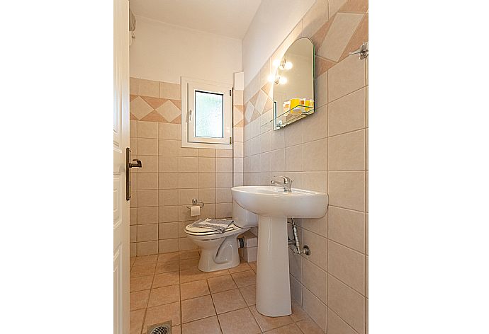 En suite bathroom with overhead shower . - Skala Villa Yellow . (Fotogalerie) }}