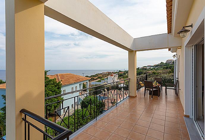 Balcony on first floor with sea views . - Skala Villa Yellow . (Galerie de photos) }}