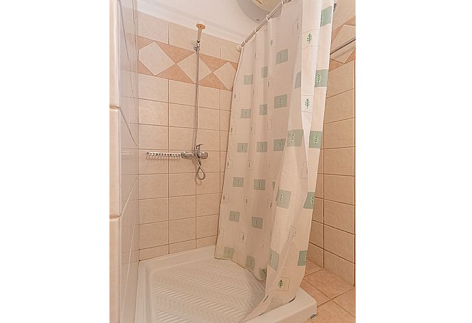 En suite bathroom with overhead shower . - Skala Villa Yellow . (Galleria fotografica) }}