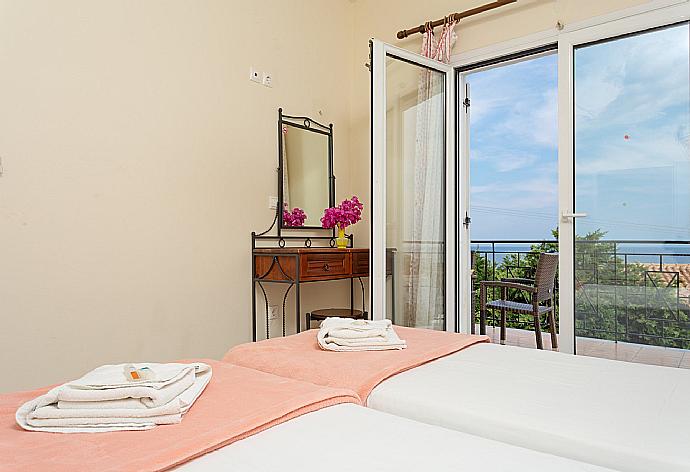 Twin bedroom on first floor with A/C, and balcony access with sea views . - Skala Villa Yellow . (Fotogalerie) }}