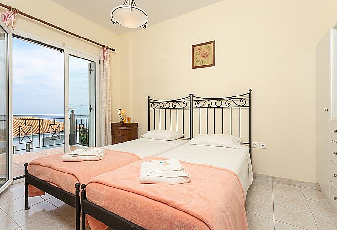 Twin bedroom on first floor with A/C, and balcony access with sea views . - Skala Villa Yellow . (Galerie de photos) }}