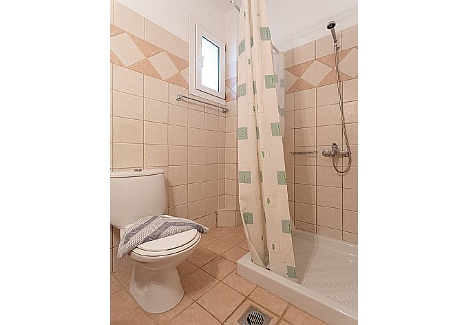 Family bathroom on ground floor with overhead shower . - Skala Villa Yellow . (Photo Gallery) }}