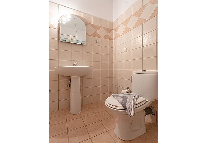 Family bathroom on ground floor with overhead shower . - Skala Villa Yellow . (Galleria fotografica) }}