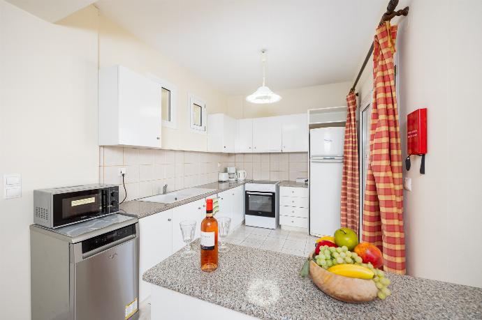 Equipped kitchen . - Skala Villa Yellow . (Photo Gallery) }}