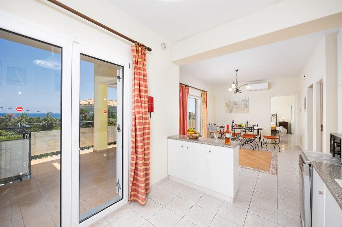 Equipped kitchen . - Skala Villa Yellow . (Photo Gallery) }}