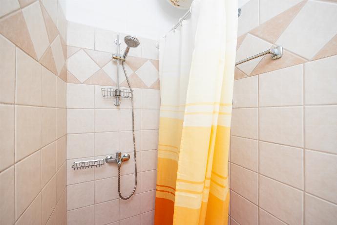 En suite bathroom with shower . - Skala Villa Yellow . (Photo Gallery) }}