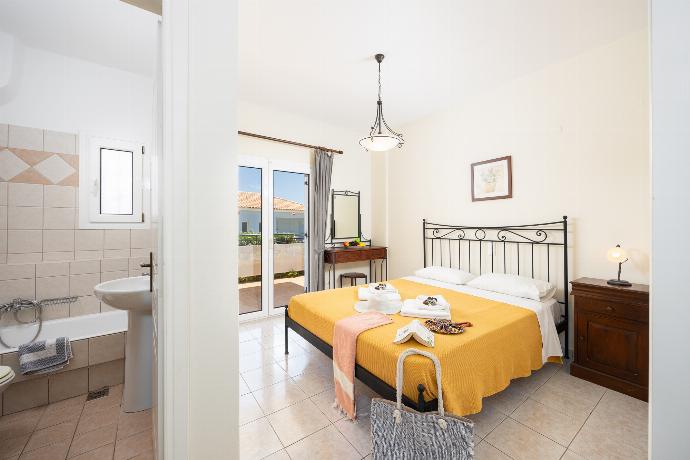 Double bedroom with en suite bathroom and A/C . - Skala Villa Yellow . (Photo Gallery) }}