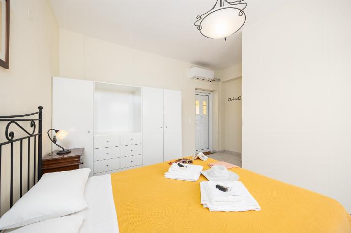 Double bedroom with en suite bathroom and A/C . - Skala Villa Yellow . (Photo Gallery) }}