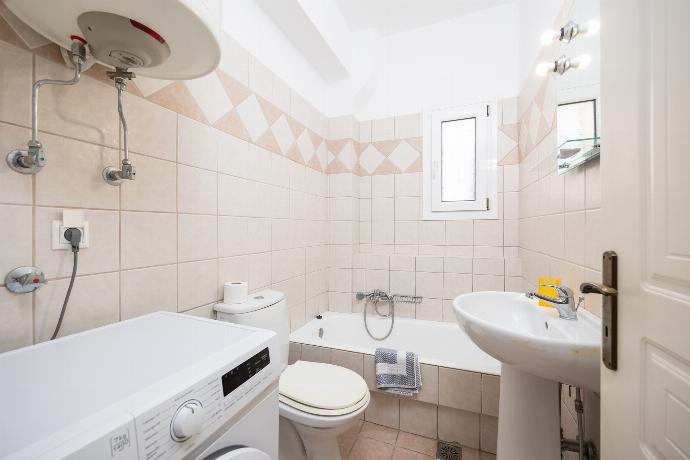 En suite bathroom with bath and shower . - Skala Villa Yellow . (Photo Gallery) }}