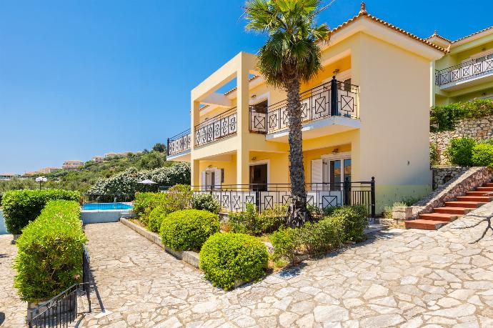Beautiful villa with private pool and terrace with sea views . - Skala Villa Yellow . (Photo Gallery) }}