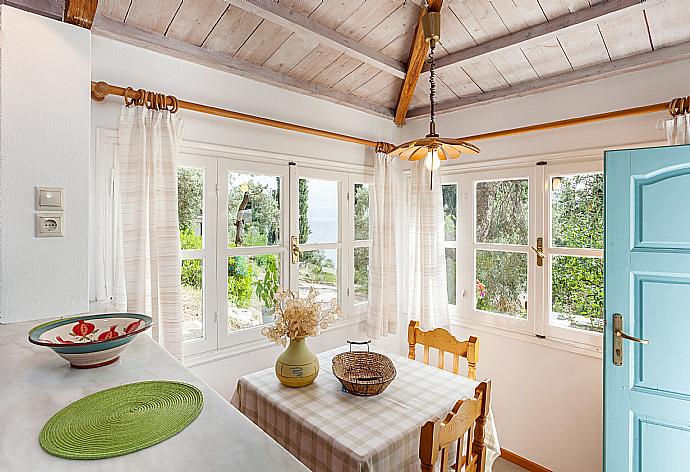 Kitchen and dining area . - Michaels Cottage . (Fotogalerie) }}