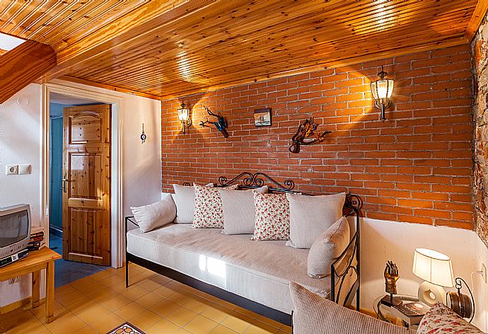 Living room with sofas, satellite TV, and DVD player . - Michaels Cottage . (Galleria fotografica) }}