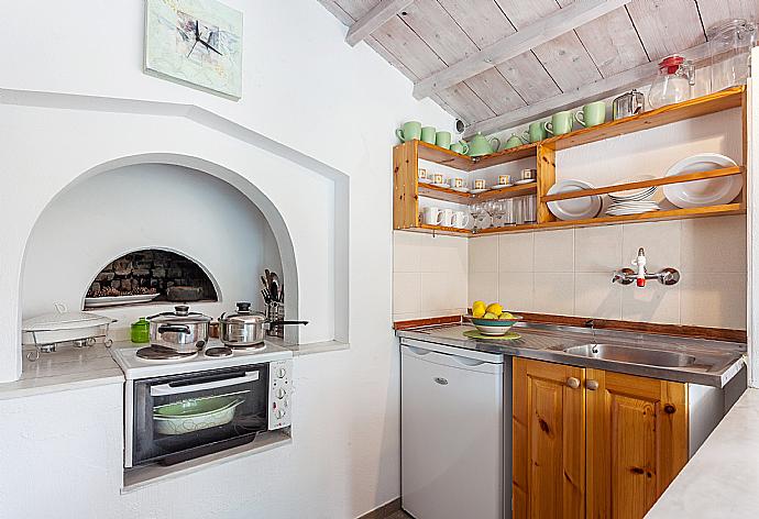 Equipped kitchen with dining area  . - Michaels Cottage . (Fotogalerie) }}