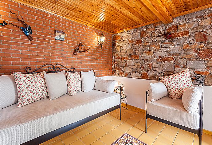 Living room with sofas, satellite TV, and DVD player . - Michaels Cottage . (Fotogalerie) }}