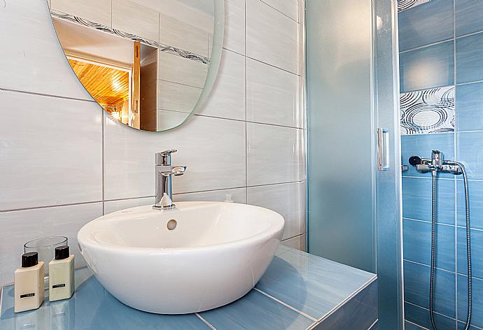 Bathroom with shower . - Michaels Cottage . (Fotogalerie) }}