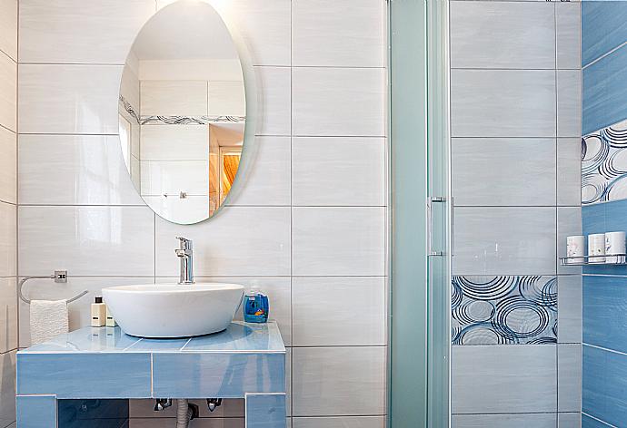 Bathroom with shower  . - Michaels Cottage . (Fotogalerie) }}