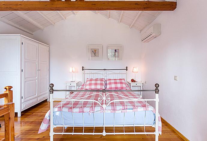 Double bedroom with terrace access . - Michaels Cottage . (Fotogalerie) }}