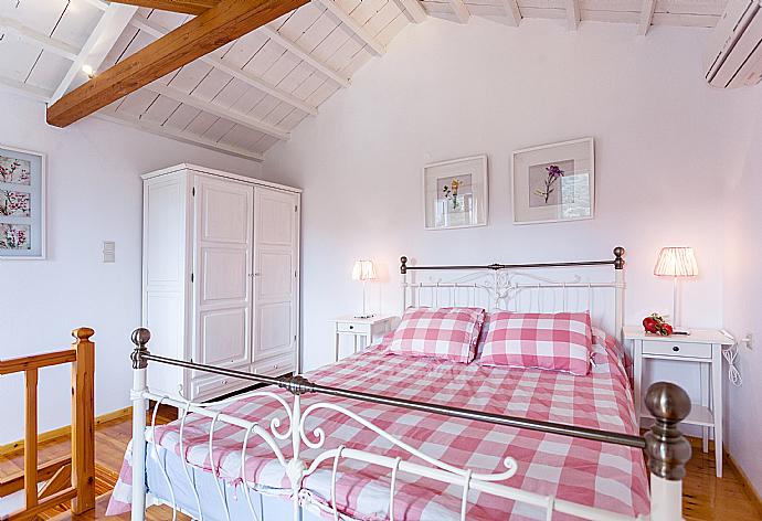 Double bedroom with terrace access . - Michaels Cottage . (Galleria fotografica) }}