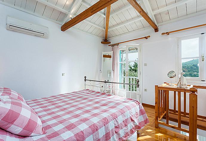 Double bedroom with terrace access . - Michaels Cottage . (Galleria fotografica) }}