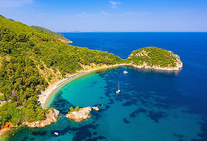 Aerial view of Stafilos Beach - only a 10 minute walk from Michaels Cottage . - Michaels Cottage . (Fotogalerie) }}